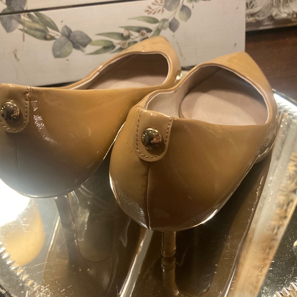 Genuine Michael Kors Beige Patent Leather Pointed-Toe Kitten Heels - Picture 2 of 15